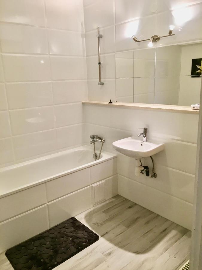 Romantic Two Bedroom Apartments In The Hills Of Budapest With Private Parking エクステリア 写真